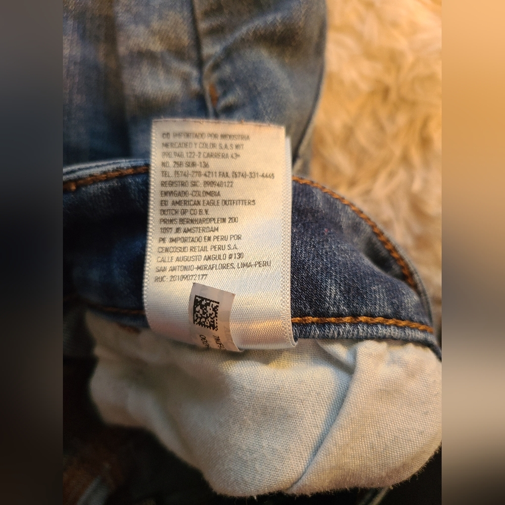 American Eagle Women's Distressed Blue Jeans - Picture 4 of 9
